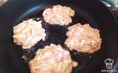 Обжарить котлеты на сковороде с растительным маслом с двух сторон, до золотистой корочки.