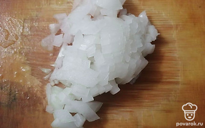 Репчатый лук очистить и мелко нарезать.