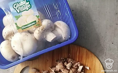 Шампиньоны помыть и мелко нарезать.