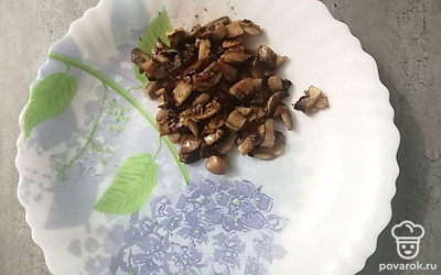 Обжарить грибы до готовности.