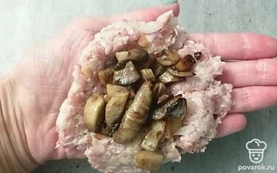 На мясной фарш выложить жареные грибы. Сформировать котлеты. Обжарить 40 минут на среднем огне.