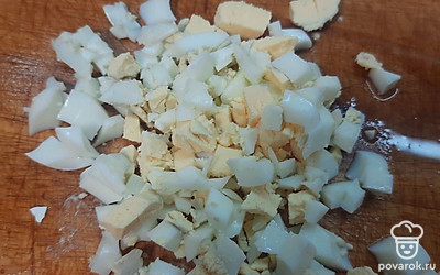 Яйцо очищаем от скорлупы и нарезаем небольшими квадратиками.