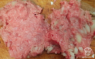 Формируем из фарша лепешки равного размера и добавлем в середину нарезанное яйцо. Формируем котлеты. Из 500 грамм фарша получается 6-7 котлет.