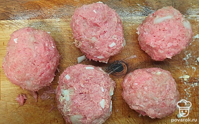 Делаем котлеты и обжариваем их на растительном масле до золотистой корочки.