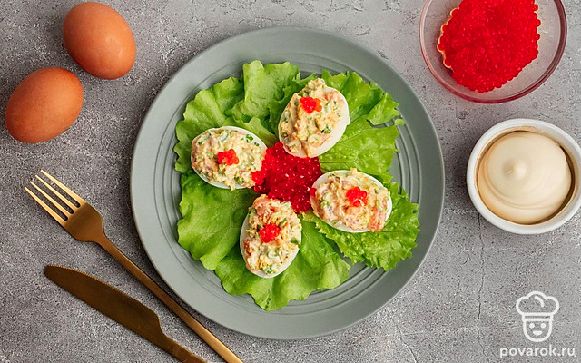Яйца фаршированные с семгой — Рецепт с фото