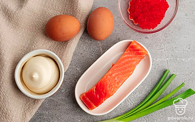 Подготовьте все ингредиенты. Заранее отварите яйца и промойте зеленый лук.