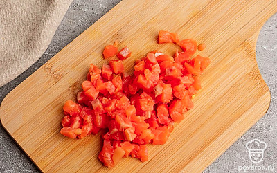 Малосольную семгу нарезать небольшими кубиками.
