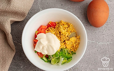 Вареные яйца очистите от скорлупы, разрежьте пополам и извлеките желтки.