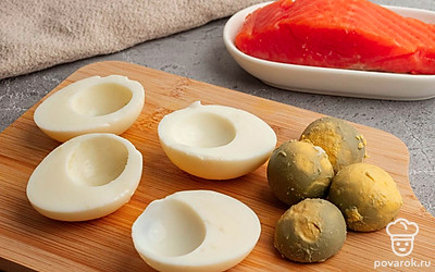 Натрите на мелкой терке желтки и нарежьте зеленый лук. В подходящую емкость выложите желтки, семгу, зеленый лук. Добавьте майонез и смешайте до однородности.