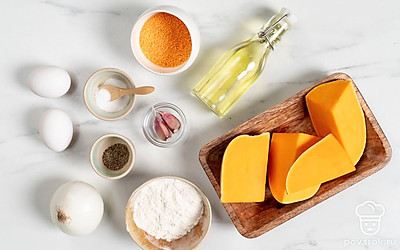 Тыкву, лук и чеснок почистите и промойте. Яйца куриные также вымойте. Салатные листья ополосните водой и тщательно обсушите бумажным полотенцем, на них не должна остаться жидкость.