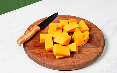 Тыкву нарежьте на несколько небольших частей.