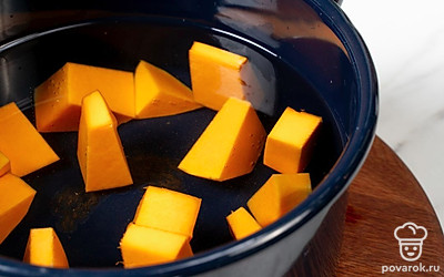 Выложите кусочки овоща в кастрюлю, залейте холодной водой и доведите до кипения.