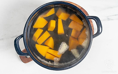 После закипания убавьте огонь и посолите по вкусу. Варите под закрытой крышкой около 20 минут, проверяя готовность овоща ножом. Готовая тыква становится мягкой.