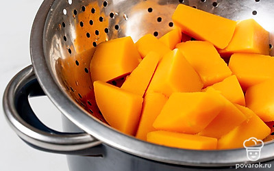 Кусочки тыквы откиньте на дуршлаг, дайте стечь лишней жидкости.
