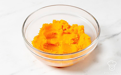 Выложите тыкву в чашу блендера и измельчите в пюре. Можно просто растереть толкушкой.