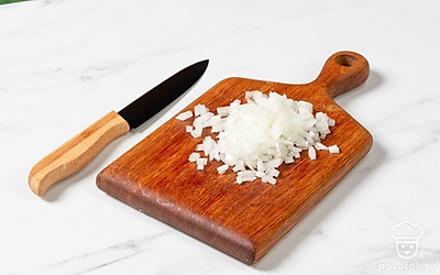 Луковицу мелко нарежьте.