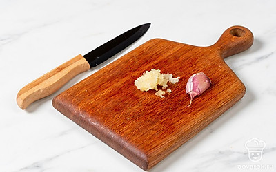 Чеснок измельчите ножом или пропустите через пресс.