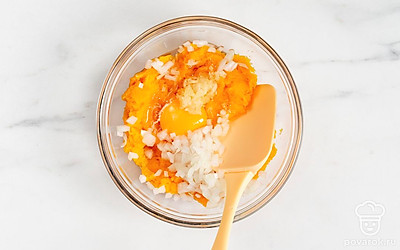 В глубокую миску выложите тыквенное пюре, измельченные лук и чеснок. Тщательно перемешайте фарш для котлет.