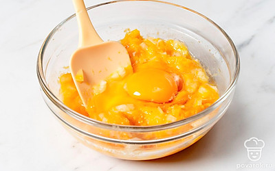 Вбейте к фаршу яйца.