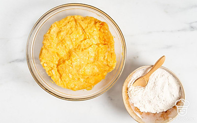 Добавьте муку, посолите и поперчите по вкусу. Все перемешайте до однородности.