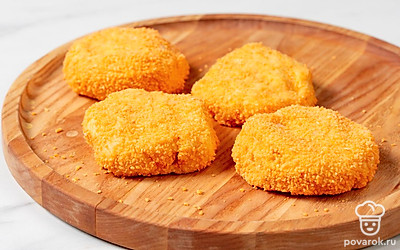 Из фарша слепите влажными руками небольшие котлеты. Каждую из них перед жаркой обваляйте в панировочных сухарях.