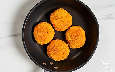 В сковороду влейте растительное масло и поставьте на огонь. Жарьте котлетки с обеих сторон примерно по 5-7 минут до золотисто-румяного цвета.