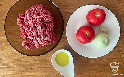 Подготавливаем все необходимые ингредиенты для блюда. Головку лука и зубчики чеснока предварительно очищаем от шелухи.