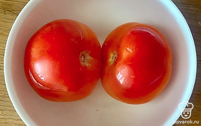Помидоры заливаем горячей водой и оставляем на 2 минуты для того, чтобы плод размяк и было легко снять кожицу.