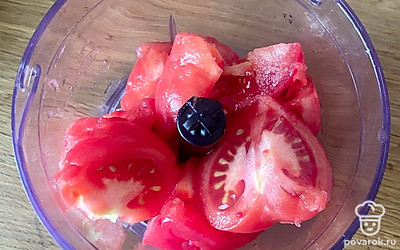 Кладем помидоры в чашу для блендера, солим, перчим по вкусу. Измельчаем до образования однородной массы.