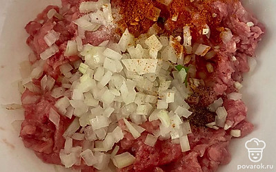 Далее мелко нарезаем лук с чесноком и добавляем в фарш. Солим, перчим по вкусу.