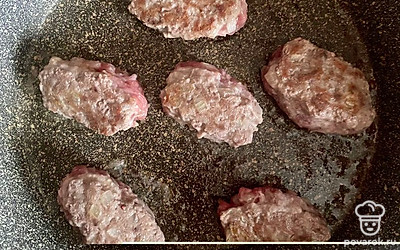 Формируем котлеты среднего размера и выкладываем на предварительно смазанную подсолнечным маслом сковородку. Обжариваем на среднем огне с каждой стороны в течение 10 минут.