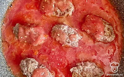 Заливаем котлеты соусом из помидоров. Накрываем крышкой и тушим еще в течение 15 минут. Готово!