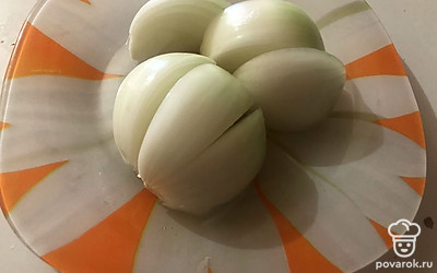 Лук почистите и нашинкуйте кусочками.