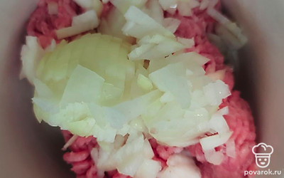 Лук мелко нарезать и смешать с фаршем.