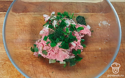 В глубокую тарелку выложить фарш. Зелень мелко нарезать. Использовать можно любую: петрушку, зеленый лук, укроп. Добавить в фарш.