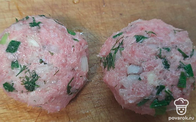 Сформировать котлеты и обжарить их на сковороде до готовности. 
