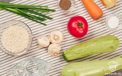 Помойте все овощи, почистите лук, морковь. Тщательно промойте рис в холодной воде.