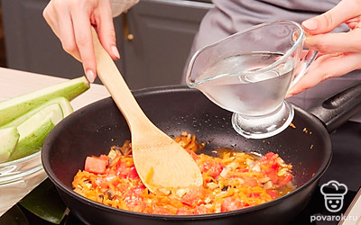 Обжарьте овощи. Поставьте сковороду с растительным маслом на средний огонь и выложите на нее лук, шампиньоны, морковь и помидор. Обжаривайте около 5-7 минут, а затем добавьте небольшое количество воды, чтобы овощи потушились. Накройте крышкой. Тушите до готовности.