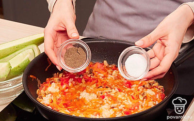 Завершите приготовление начинки. Добавьте к готовым овощам рис (нескольких столовых ложек будет достаточно), посолите, поперчите и перемешайте. Начинка для кабачков готова.