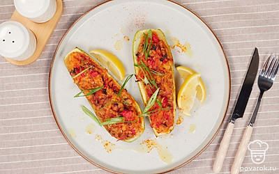 Перед подачей лодочки из кабачков можно посыпать нарезанным зеленым луком — так блюдо будет смотреться эффектней.