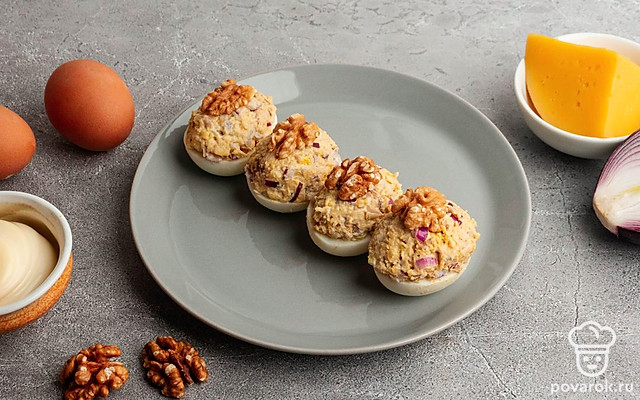 Яйца, фаршированные красным луком, сыром и грецким орехом — Рецепт с фото