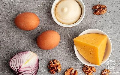 Подготовьте все ингредиенты. Заранее отварите яйца и очистите красный лук.