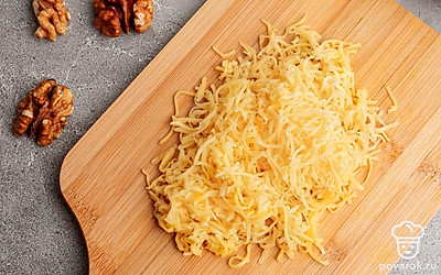 В мелкую терку натрите сыр.