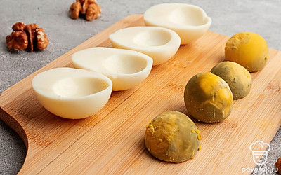 Вареные яйца очистите от скорлупы, разрежьте пополам и извлеките желтки.