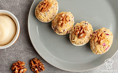 Полученную смесь выложите в готовые половинки яичного белка. Яйца фаршированные красным луком, сыром и грецким орехом выложите на тарелку и украсьте на свой вкус. Приятного аппетита!