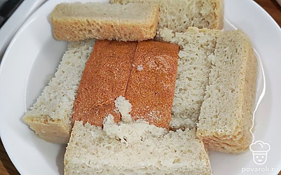 Хлеб разрезать на кусочки и замочить водой.