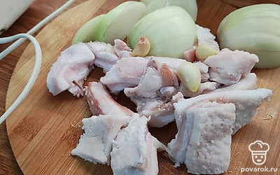 Лук почистить и нарезать небольшими кусочками, чеснок почистить. Перекрутить на мясорубке.