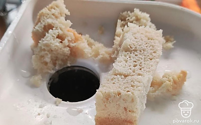 Размоченный хлеб отжать от жидкости и перекрутить на мясорубке.