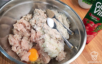 В фарш добавить перекучененую массу, яйцо, соль и черный молотый перец. Фарш хорошо перемешать.