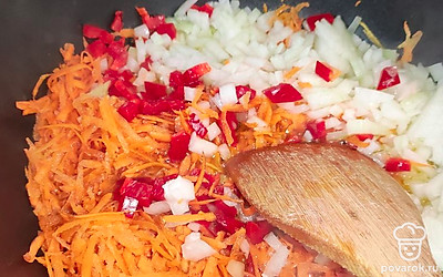 Овощи обжарить на растительном масле.